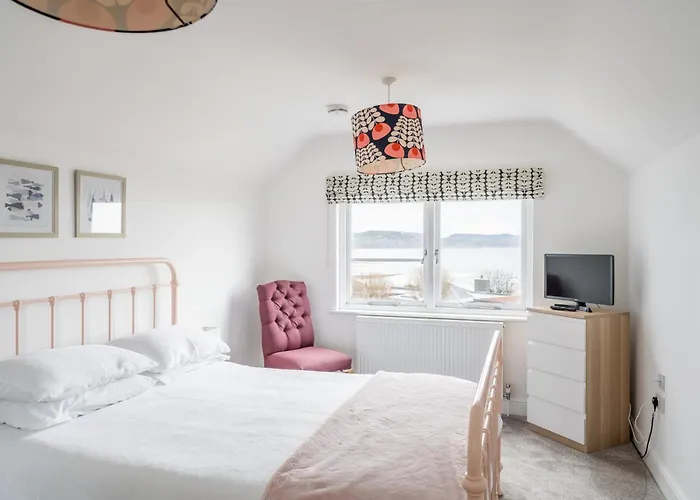 Stunning Little House, 2 Mins From Lyme Regis Beach With A Sea View To Die For. Sleeps 2, Free Parking, Small Dog Welcome.