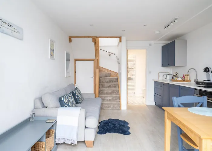 Stunning Little House, 2 Mins From Lyme Regis Beach With A Sea View To Die For. Sleeps 2, Free Parking, Small Dog Welcome.