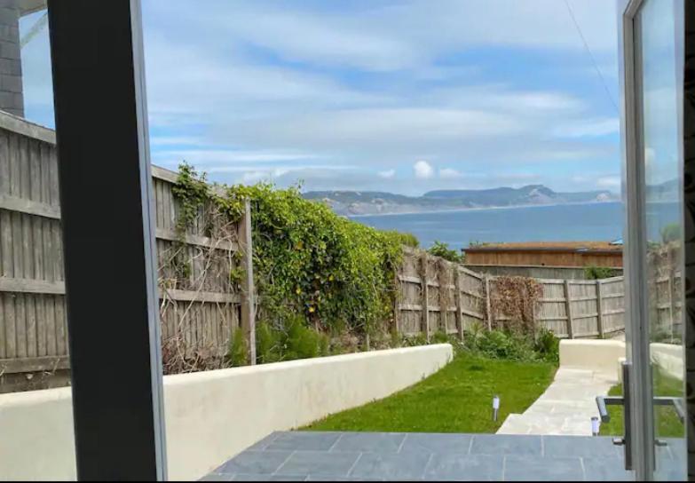 Stunning Little House, 2 Mins From With A Sea View To For. Sleeps 2, Free Parking, Small Dog Welcome. Holiday home *