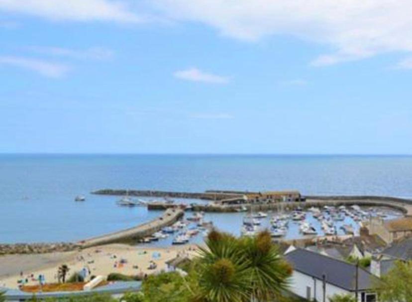 Stunning Little House, 2 Mins From With A Sea View To For. Sleeps 2, Free Parking, Small Dog Welcome. *