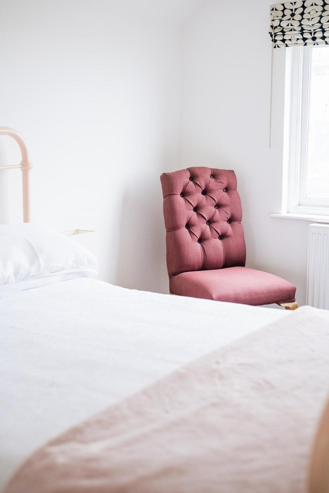 Stunning Little House, 2 Mins From With A Sea View To For. Sleeps 2, Free Parking, Small Dog Welcome. *