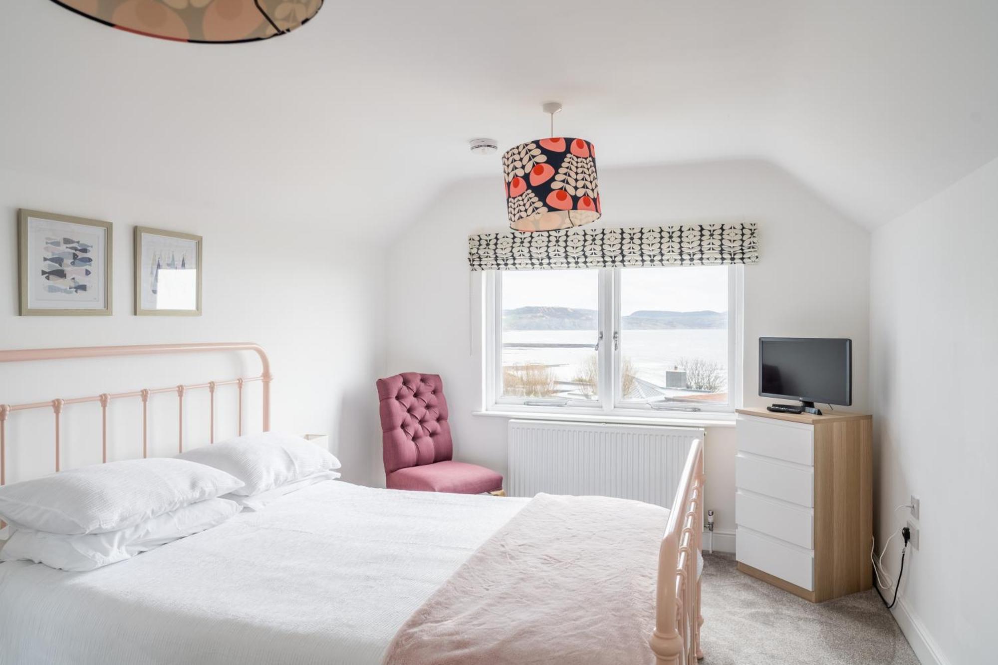 Stunning Little House, 2 Mins From With A Sea View To For. Sleeps 2, Free Parking, Small Dog Welcome. Holiday home