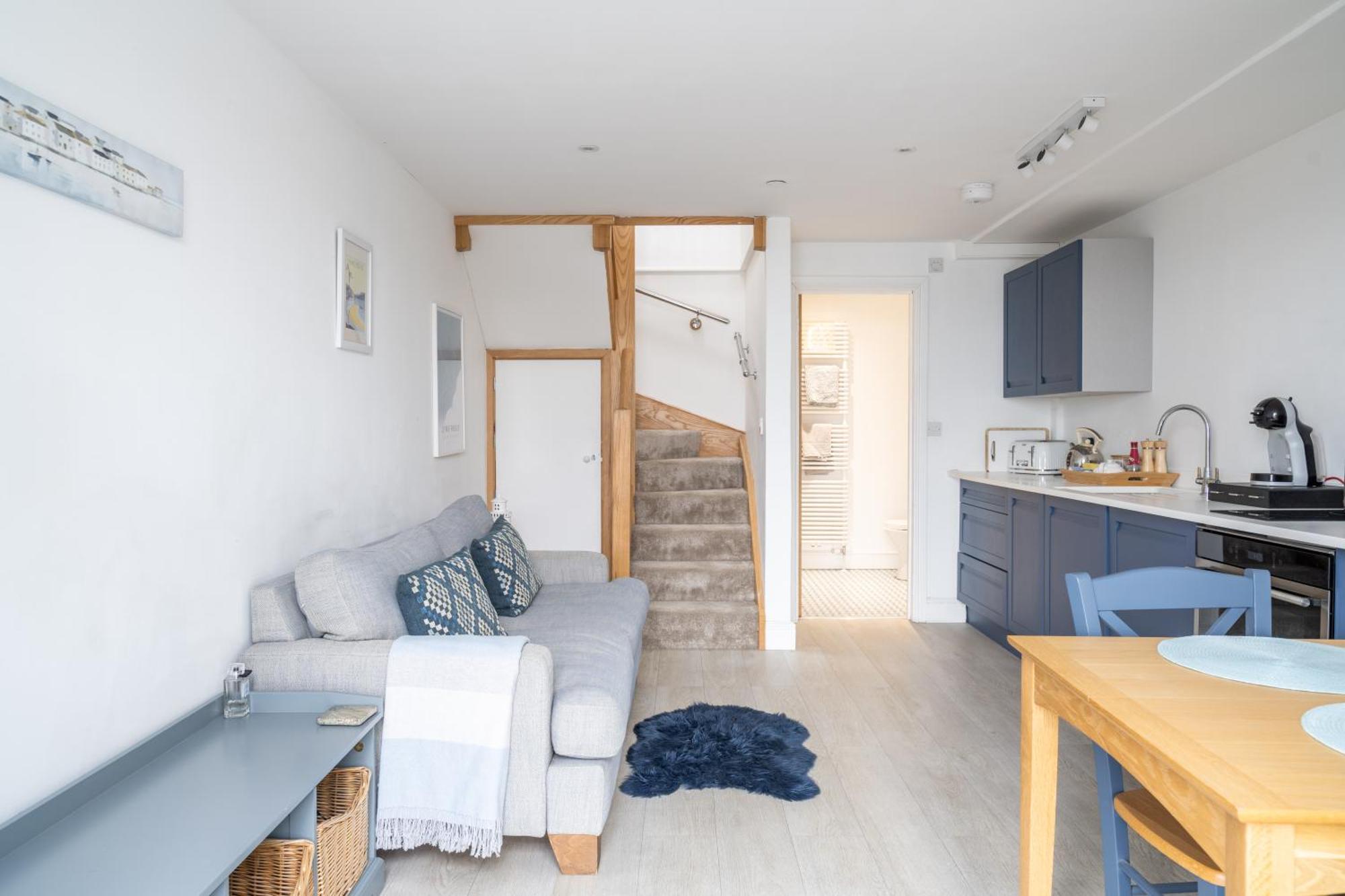 Stunning Little House, 2 Mins From With A Sea View To For. Sleeps 2, Free Parking, Small Dog Welcome. Holiday home *