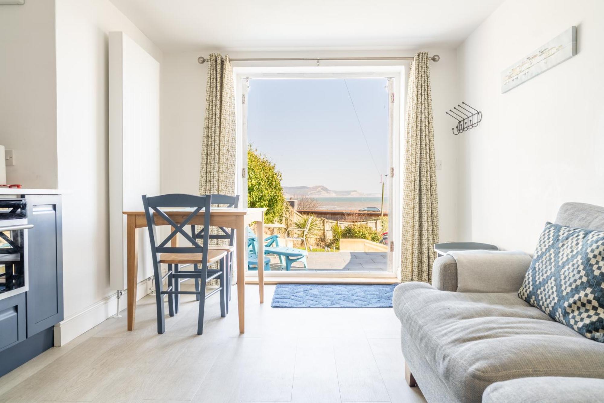 Stunning Little House, 2 Mins From With A Sea View To For. Sleeps 2, Free Parking, Small Dog Welcome. Holiday home *