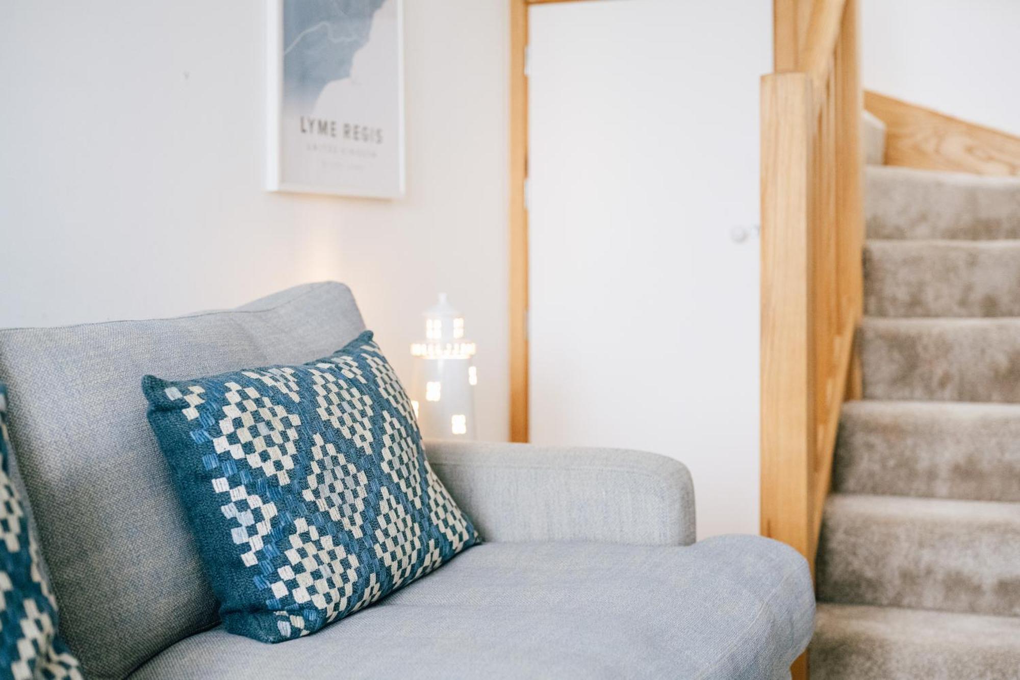 Stunning Little House, 2 Mins From With A Sea View To For. Sleeps 2, Free Parking, Small Dog Welcome. Holiday home Lyme Regis