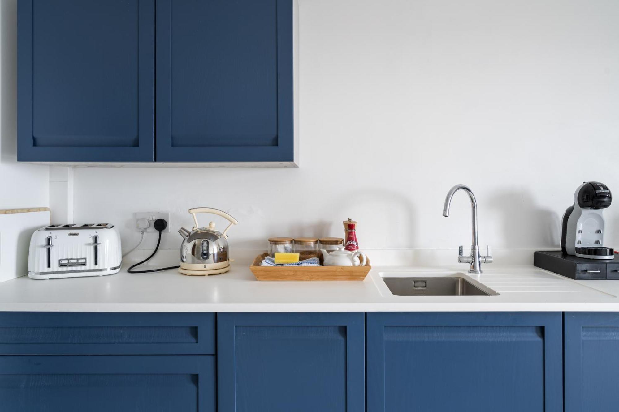 Stunning Little House, 2 Mins From With A Sea View To For. Sleeps 2, Free Parking, Small Dog Welcome. *