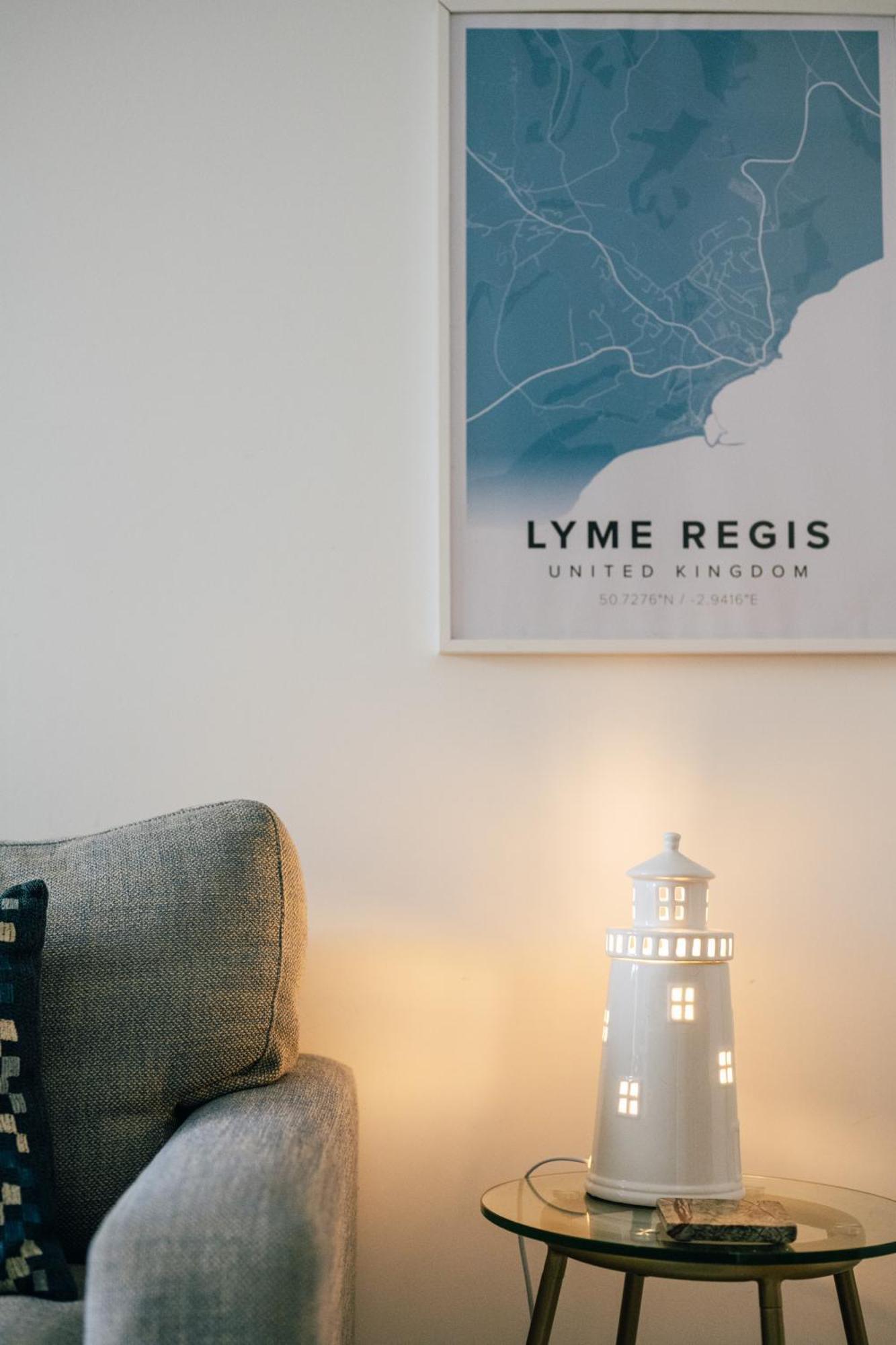 Stunning Little House, 2 Mins From With A Sea View To For. Sleeps 2, Free Parking, Small Dog Welcome. * Lyme Regis